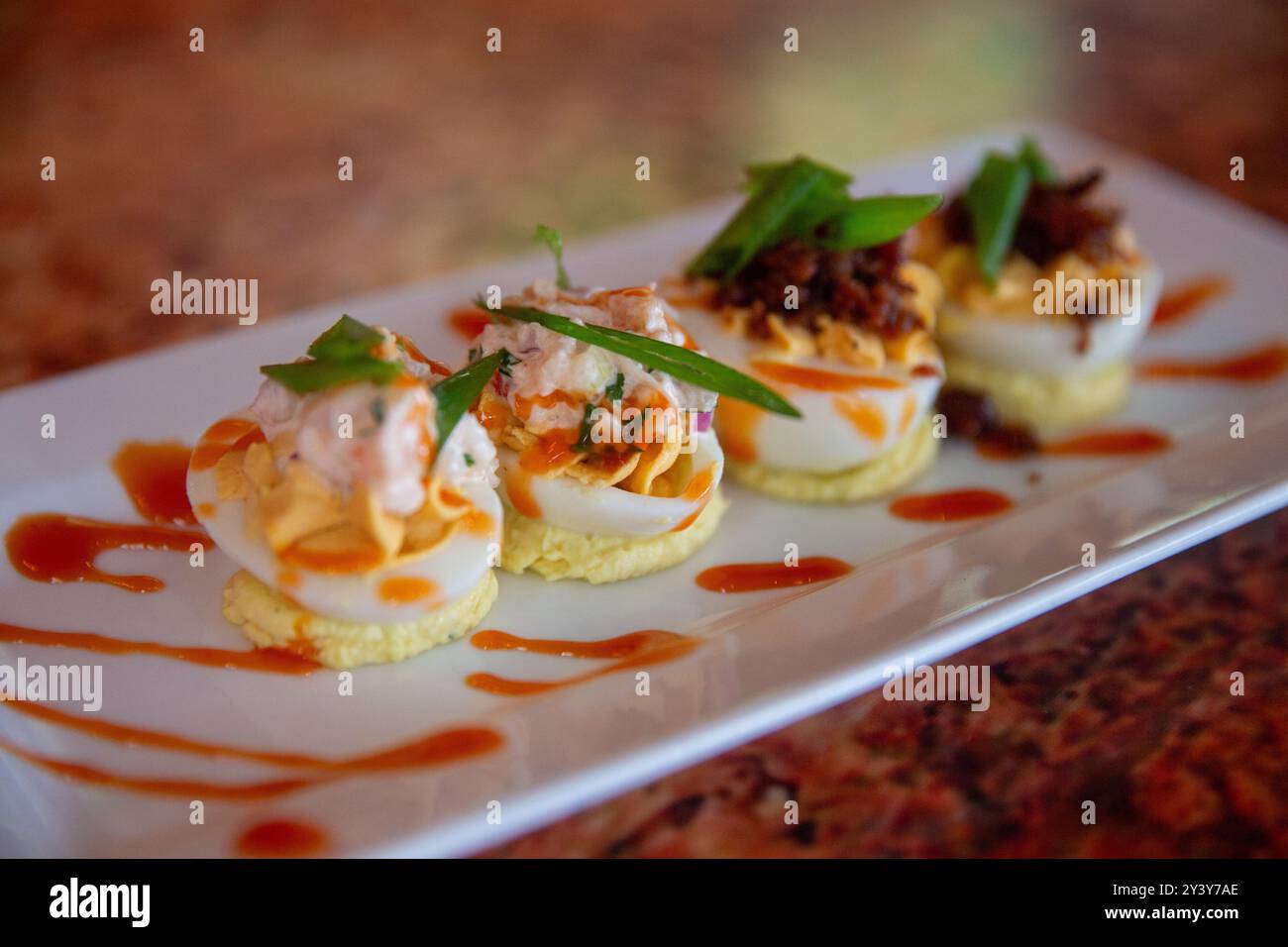 Œufs dévorés gastronomiques, fruits de mer et bacon Banque D'Images