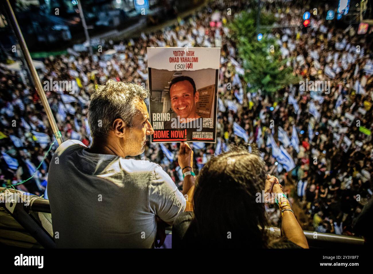 Tel Aviv, Israël. 14 septembre 2024. Un homme tient une pancarte avec la photo d'Ohad Yahalomi qui est retenu en otage à Gaza, lors d'une manifestation. Des dizaines de milliers de personnes se sont rassemblées à tel Aviv et dans tout Israël, appelant le premier ministre Benjamin Netanyahu et son gouvernement à conclure un accord pour obtenir la libération des otages restants pris par le Hamas lors des attaques du 7 octobre. Crédit : SOPA images Limited/Alamy Live News Banque D'Images Tel Aviv, Israël. 14 septembre 2024. Un homme tient une pancarte avec la photo d'Ohad Yahalomi qui est retenu en otage à Gaza, lors d'une manifestation. Des dizaines de milliers de personnes se sont rassemblées à tel Aviv et dans tout Israël, appelant le premier ministre Benjamin Netanyahu et son gouvernement à conclure un accord pour obtenir la libération des otages restants pris par le Hamas lors des attaques du 7 octobre. Crédit : SOPA images Limited/Alamy Live News Banque D'Images