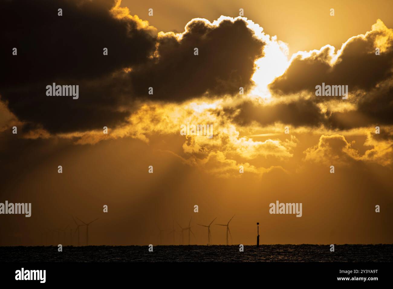 Lever de soleil d'été sur l'estuaire de la Tamise, Kent, Royaume-Uni Banque D'Images