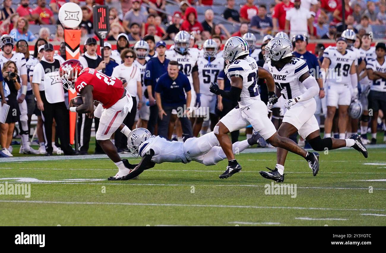 Houston, États-Unis. 14 septembre 2024. Houston Cougars Running Back J'MARION BURNETTE (20 ans) est poursuivi par Rice Owls Defenders lors du match entre les Rice Owls et les Cougars de Houston le 14 septembre 2024 au TDECU Stadium de Houston, Texas. Les Cougars de Houston ont battu les Rice Owls 33-7. (Photo par : Jerome Hicks/Sipa USA) crédit : Sipa USA/Alamy Live News Banque D'Images