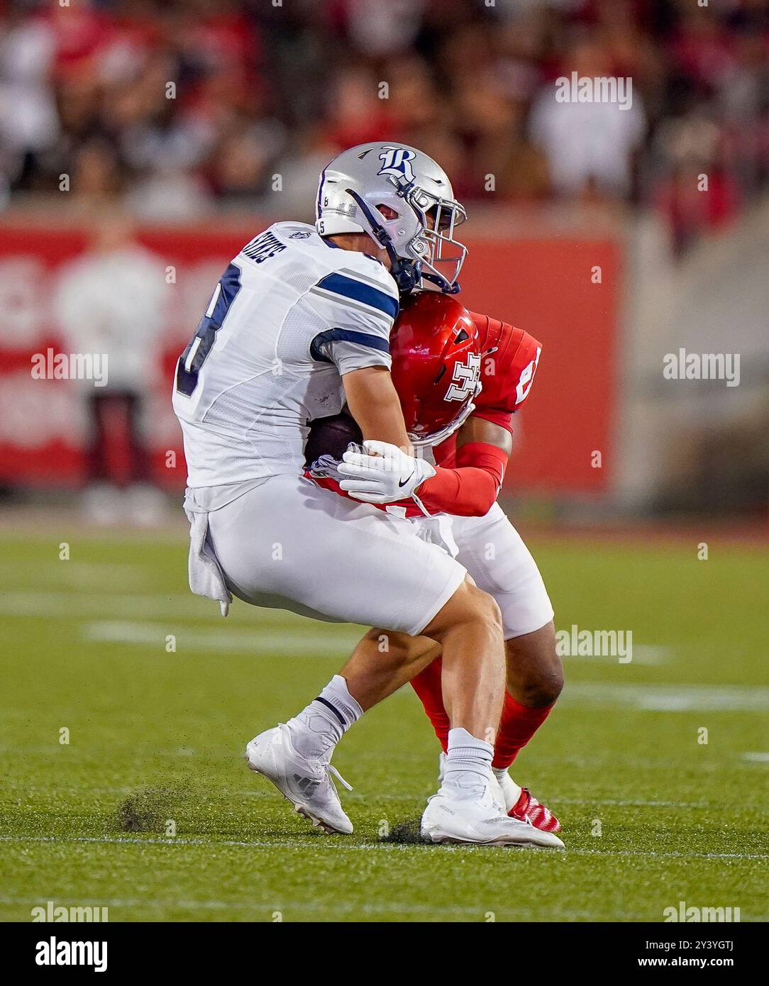 Houston, États-Unis. 14 septembre 2024. L'arrière défensif des Cougars de Houston JUWON GASTON (21 ans) fait un tacle sur le receveur large des Rice Owls MATT SYKES (8 ans) pendant le match entre les Rice Owls et les Cougars de Houston le 14 septembre 2024 au stade TDECU de Houston, Texas. Les Cougars de Houston ont battu les Rice Owls 33-7. (Photo par : Jerome Hicks/Sipa USA) crédit : Sipa USA/Alamy Live News Banque D'Images