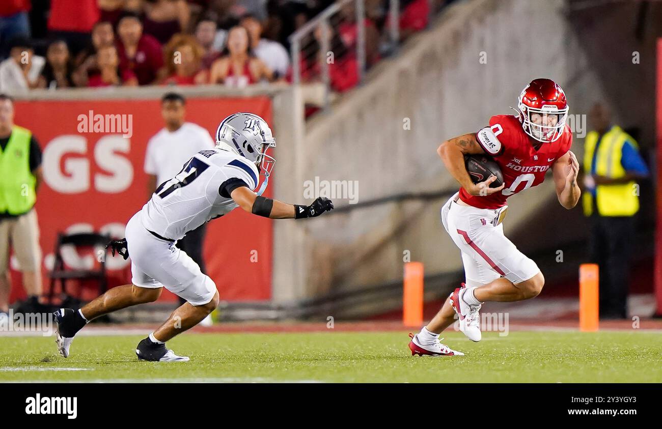 Houston, États-Unis. 14 septembre 2024. JOSEPH Manjack IV (0), receveur des Cougars de Houston, passe devant Rice Owls Cornerback MAX AHOIA (17) pendant le match entre les Rice Owls et les Cougars de Houston le 14 septembre 2024 au TDECU Stadium de Houston, Texas. Les Cougars de Houston ont battu les Rice Owls 33-7. (Photo par : Jerome Hicks/Sipa USA) crédit : Sipa USA/Alamy Live News Banque D'Images