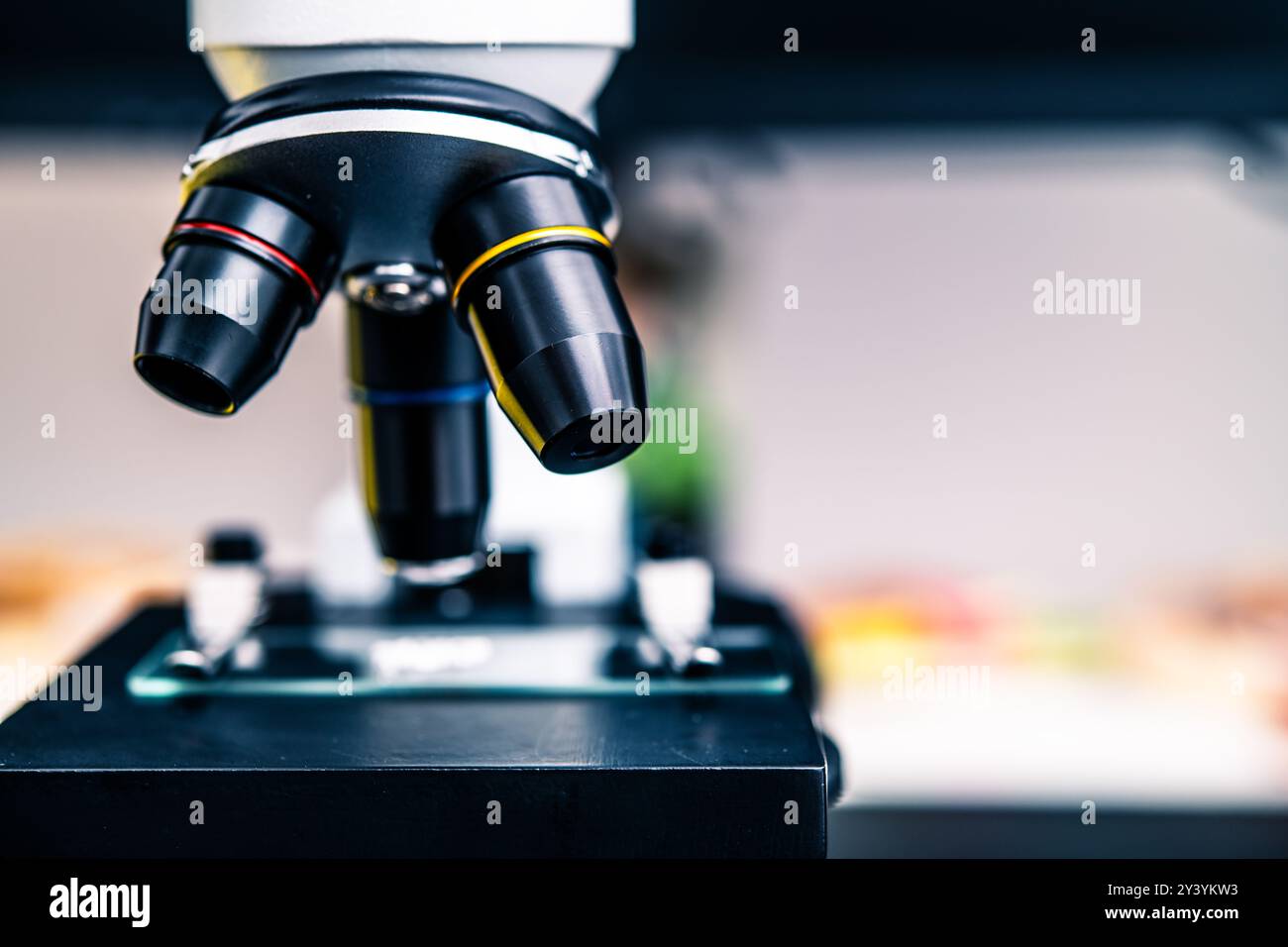 Une vue détaillée des objectifs d'un microscope, mettant l'accent sur sa précision et sa fonctionnalité dans la recherche en laboratoire, mettant en valeur le monde de la microbiologie Banque D'Images