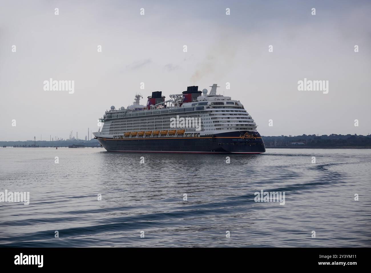 Bateau de croisière Disney Dream au départ du port de Southampton en voyage vers l'Espagne. Vacances en croisière en famille. Southampton UK 1er septembre 2024 Banque D'Images