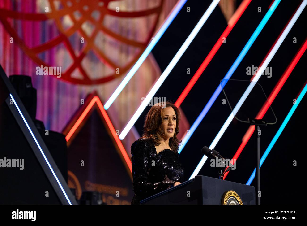 Le vice-président des États-Unis Kamala Harris, candidat du Parti démocrate pour la présidence des États-Unis en 2024, prend la parole lors du dîner des Phoenix Awards 2024 à Washington, DC, États-Unis, le samedi 14 septembre, 2024. le dîner, organisé par le Congressional Black Caucus (CBC) et la Congressional Black Caucus Foundation (CBCF), rend hommage au travail accompli par les deux groupes pour faire respecter les normes et institutions démocratiques et tracer la voie du progrès pour les Noirs américains. Crédit : Kent Nishimura / piscine via CNP / MediaPunch Banque D'Images