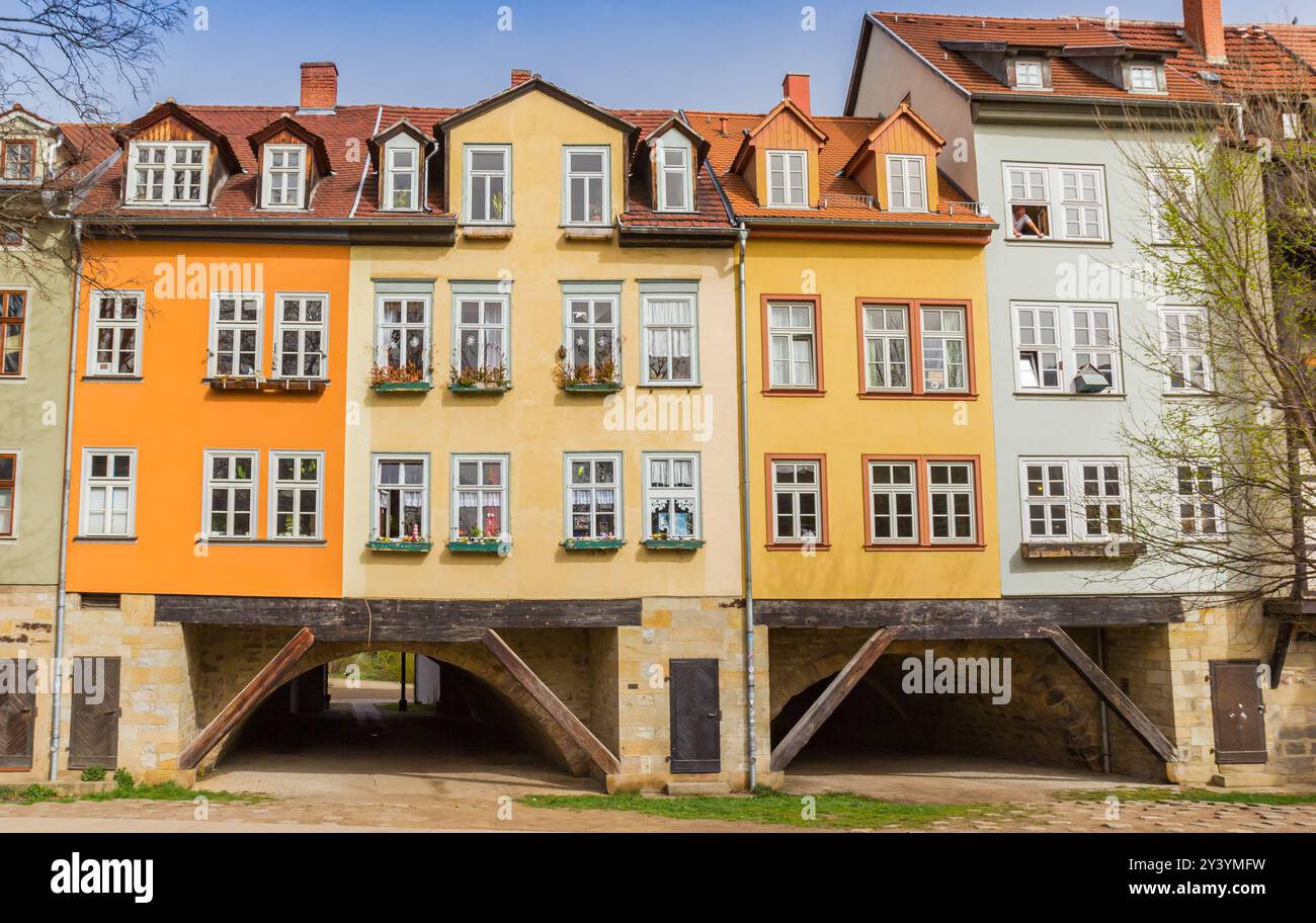 Maisons colorées sur le pont historique des marchands à Erfurt, Allemagne Banque D'Images