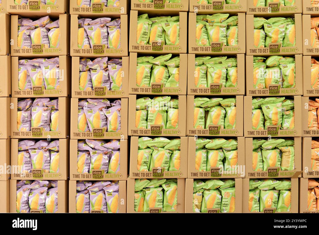 Piles de boîtes contenant des chips de maïs sans gluten ou des chips de maïs sains comme aliments alternatifs Banque D'Images