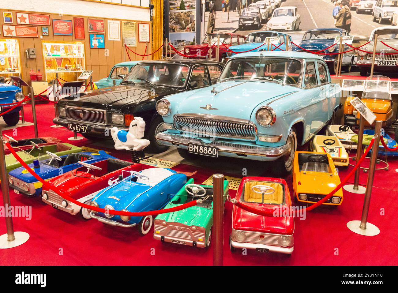 Voitures russes Volga M 21 ou gaz 21 et Volga gaz 3102 exposées au musée des voitures du socialisme dans la ville de Peshtera, Bulgarie, Europe de l'est, UE Banque D'Images