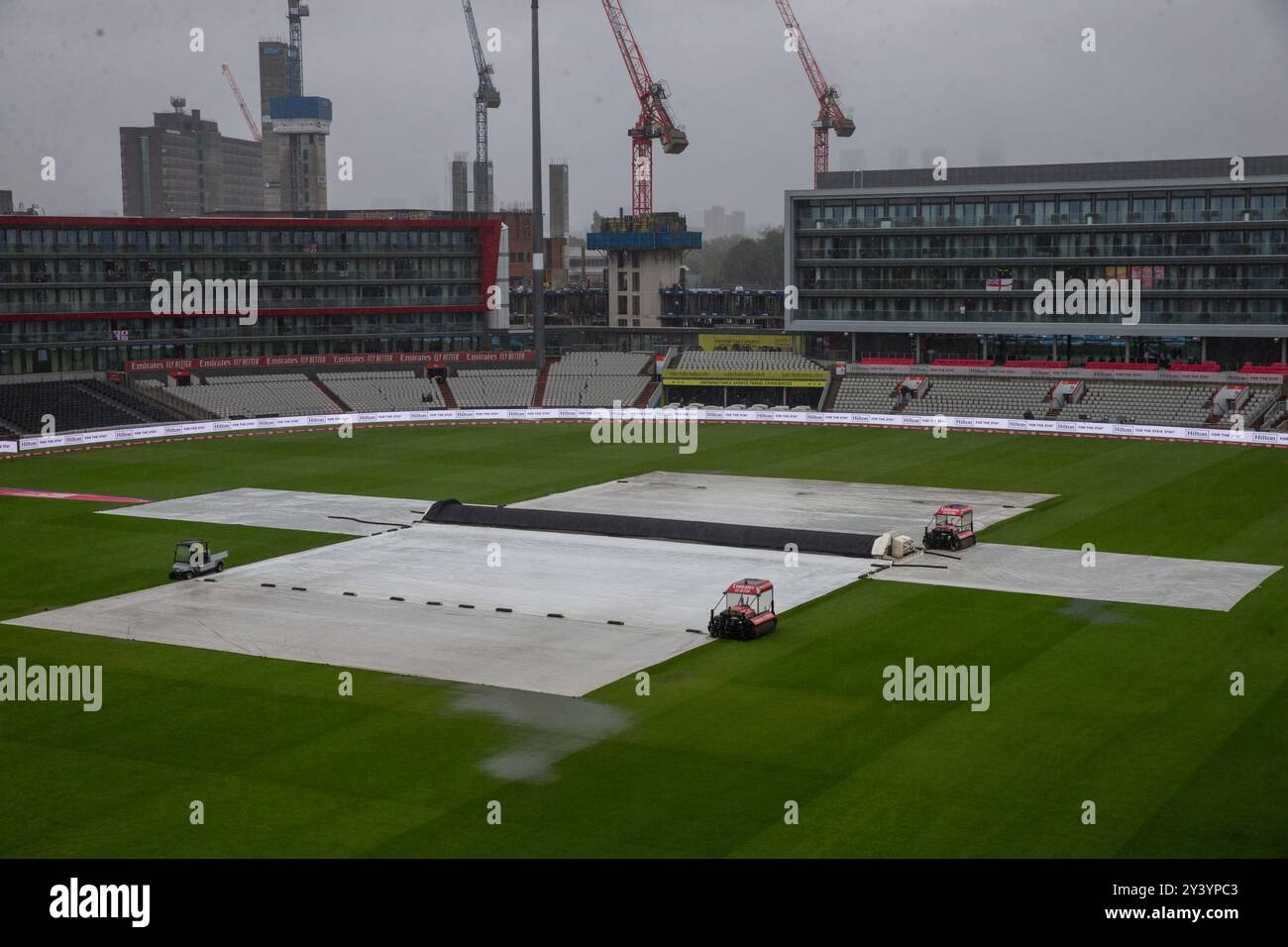 Les couvertures de pluie sont sur Old Trafford alors que de fortes pluies tombent devant le troisième match de la série Vitality IT20 Angleterre contre Australie à Old Trafford, Manchester, Royaume-Uni, le 15 septembre 2024 (photo par Gareth Evans/News images) à Manchester, Royaume-Uni le 15/09/2024. (Photo de Gareth Evans/News images/SIPA USA) Banque D'Images