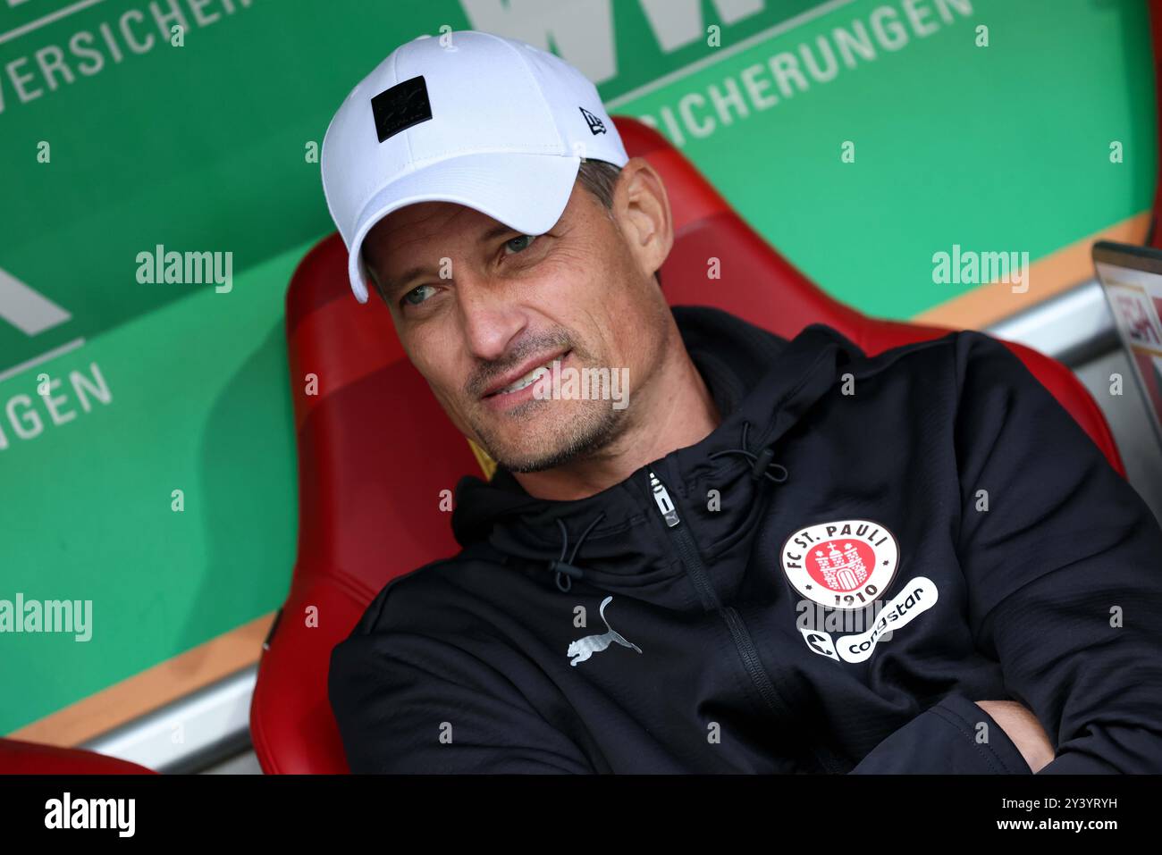 Fussball 1. Bundesliga 1. Spieltag FC Augsburg - FC constitué Pauli AM 15.09.2024 in der WWK Arena in Augsburg Alexander Bessin ( Trainer / Cheftrainer fait Pauli ) la réglementation DFL interdit toute utilisation de photographies comme séquences d'images et/ou quasi-vidéo. Foto : Revierfoto Banque D'Images