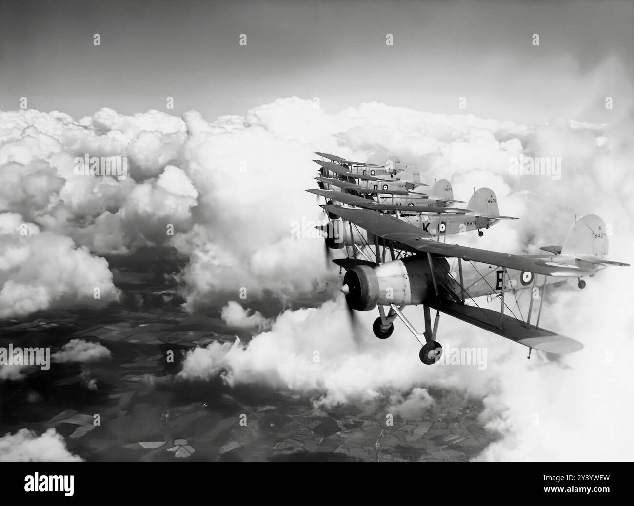 Un vol de bombardiers torpilleurs Fairey Swordfish. Le biplan avec un cadre en métal recouvert de tissu, était spécifiquement pour une utilisation de transporteur car il avait des ailes pliantes. Utilisé par la Fleet Air Arm de la Royal Navy pendant la seconde Guerre mondiale, il était effectivement connu sous le nom de « Stringbag » par ses équipages, mais il était déjà obsolète lorsque la guerre a commencé. Il a été exploité comme avion d'attaque principal jusqu'en 1942, date à laquelle il a été redéployé dans un rôle anti-sous-marin. Banque D'Images