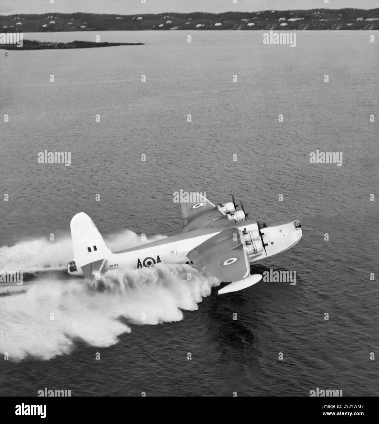 Un court hydravion Sunderland S25 décolle. Les équipages allemands de U-Boot l'appelaient le «Flying Porcupine» parce qu'il était si efficace pour nettoyer les ponts des sous-marins Jerry. Les Sunderlands endommagèrent ou coulèrent pas moins de 43 sous-marins allemands et 12 de la marine italienne, pour la perte de seulement dix Sunderlands. Banque D'Images