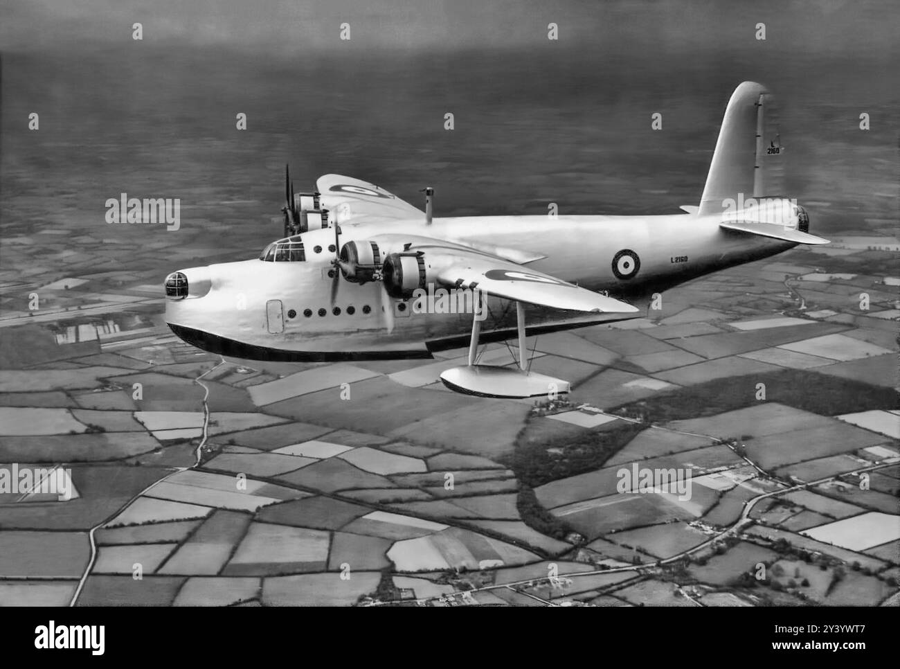 Un Sunderland S25 court en patrouille. Les équipages allemands de U-Boot l'appelaient le «Flying Porcupine» parce qu'il était si efficace pour nettoyer les ponts des sous-marins Jerry. Les Sunderlands endommagèrent ou coulèrent pas moins de 43 sous-marins allemands et 12 de la marine italienne, pour la perte de seulement dix Sunderlands. Banque D'Images