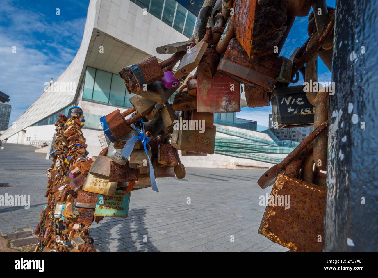 Un rail de cadenas comme des jetons d'amour au Musée de Liverpool bâtiment sur le front de mer Mann Island à la perceuse. Banque D'Images