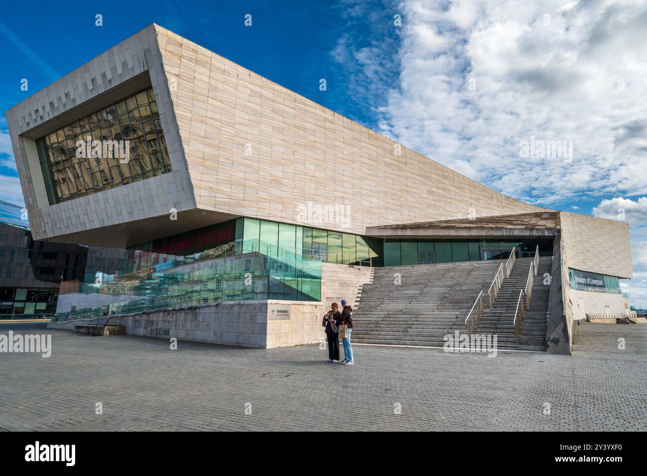 Le musée de Liverpool bâtiment sur le front de mer Mann Island à la perceuse. Banque D'Images