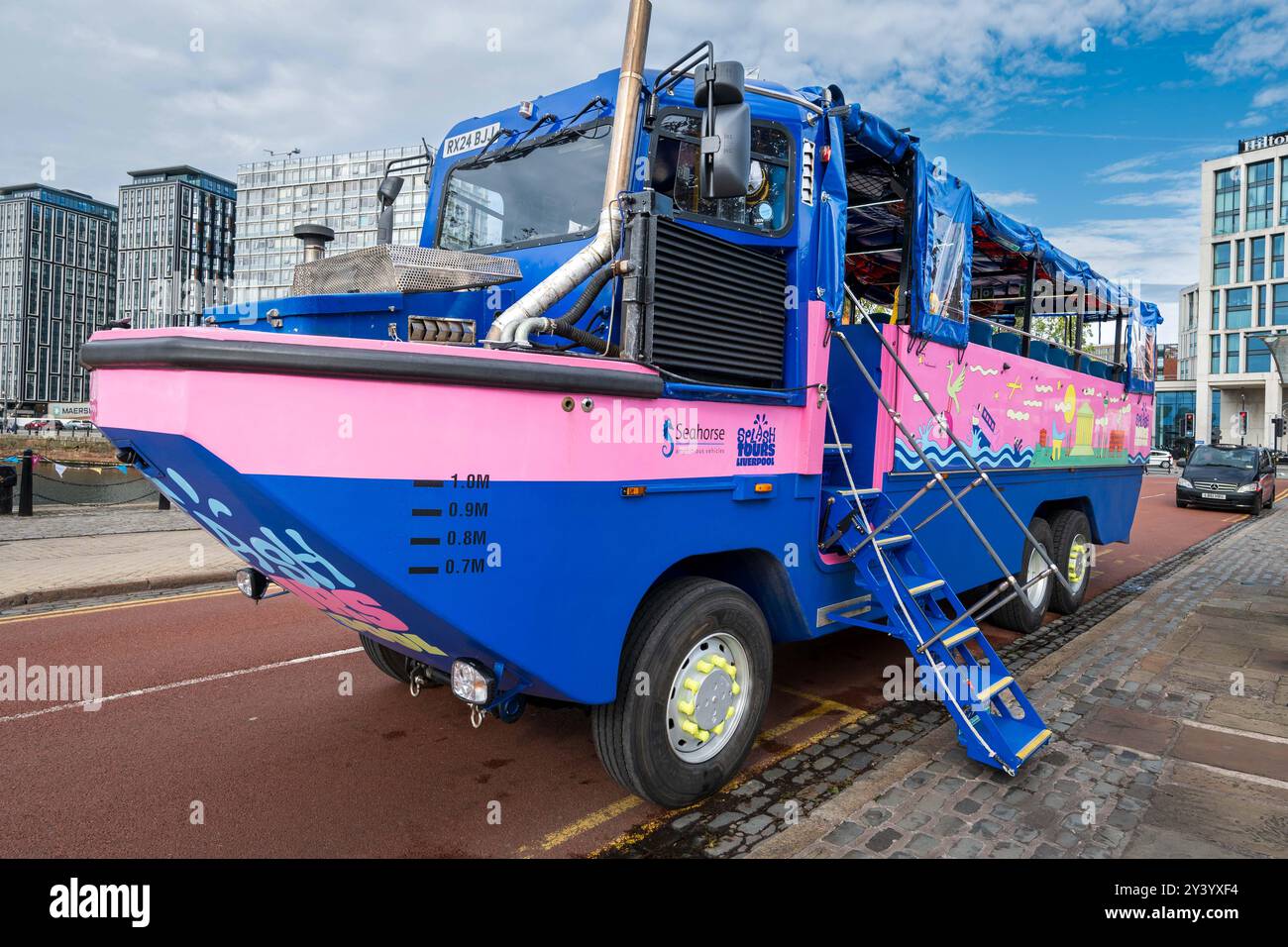 Le tout nouveau véhicule amphibie nommé The Seahorse, exploité par Splash tours, fait le tour du complexe Albert Dock à Liverpool. Banque D'Images