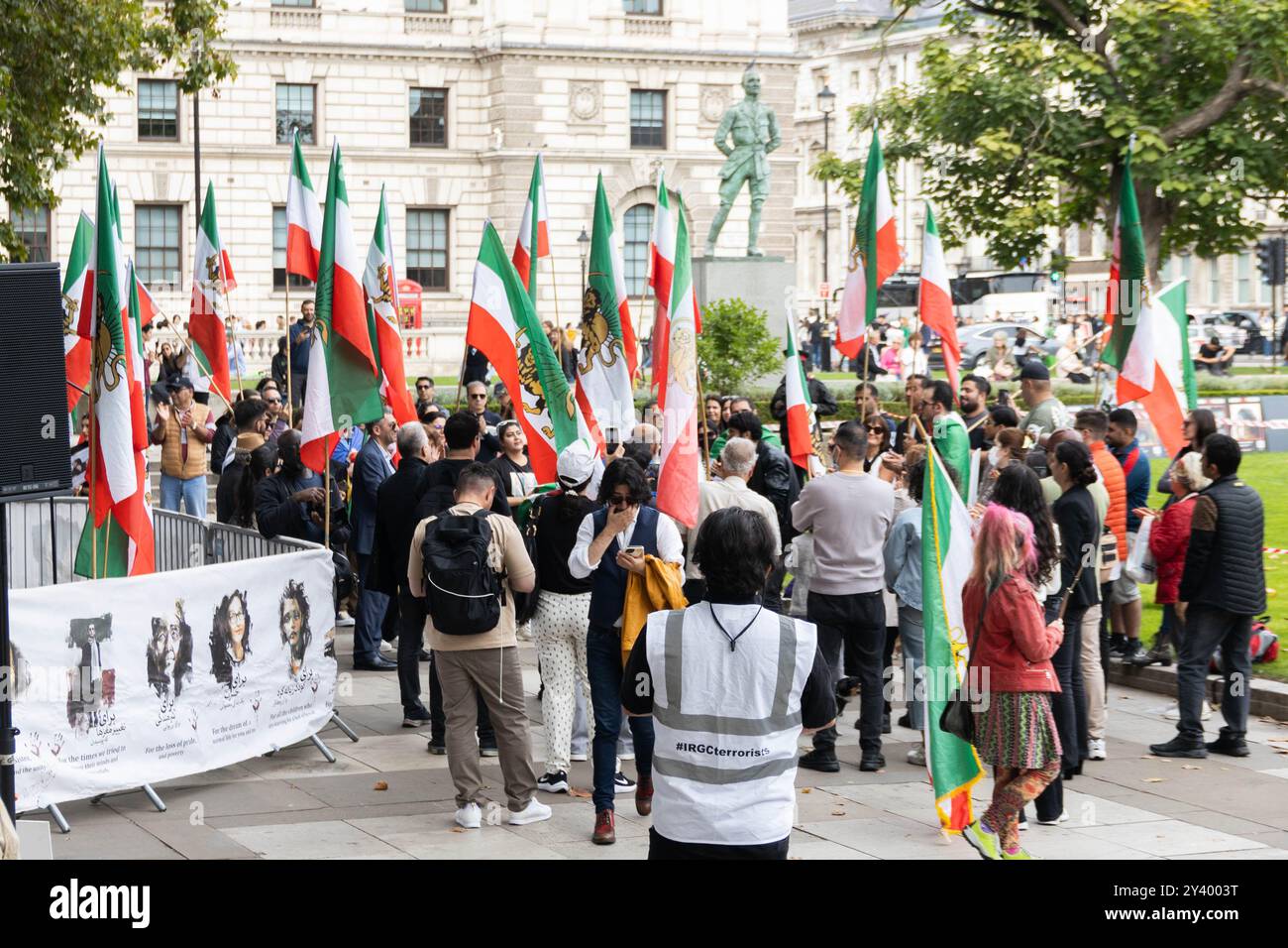 Londres, Royaume-Uni. 15 septembre 2024. Un groupe d'Iraniens vivant à Londres s'est réuni pour célébrer le deuxième anniversaire du mouvement "femme, vie, liberté", déclenché à la suite de la mort tragique de Mahsa Amini. L'événement, réfléchissant au message durable du mouvement, a mis en lumière la lutte en cours pour les droits et la liberté des femmes en Iran, en écho profondément avec les membres de la diaspora. Crédit : Sinai Noor/Alamy Live News Banque D'Images