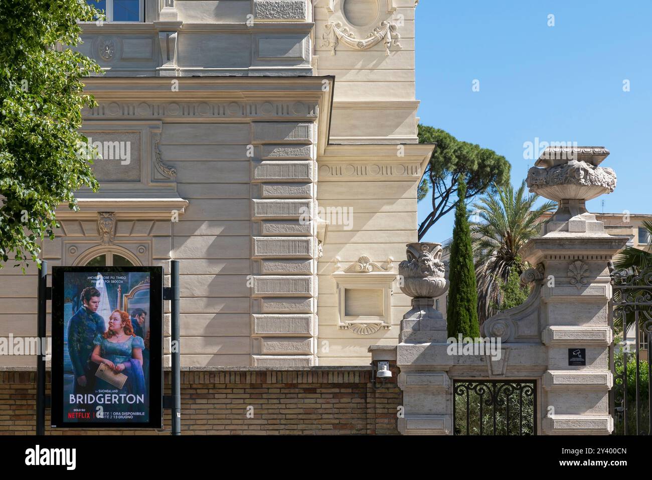 Société Netflix, fournisseur de plate-forme de streaming vidéo en ligne. Siège social à Rome, Italie, Europe, Union européenne. Ciel bleu clair, espace de copie Banque D'Images