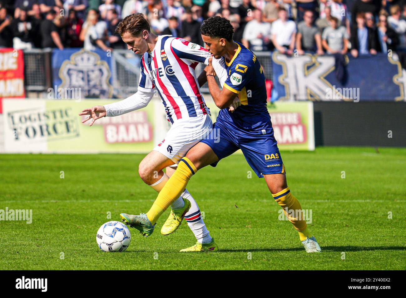 Tilburg, pays-Bas. 15 septembre 2024. TILBURG, PAYS-BAS - 15 SEPTEMBRE : Ringo Meerveld de Willem II, Daouda Weidmann du RKC Waalwijk se battent pour le ballon lors du match néerlandais Eredivisie entre Willem II et RKC Waalwijk au Koning Willem II Stadion le 15 septembre 2024 à Tilburg, pays-Bas. (Photo de Gabriel Calvino Alonso/Orange Pictures) crédit : dpa/Alamy Live News Banque D'Images