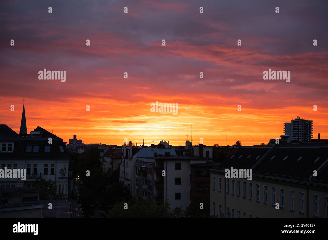 13.09.2024, Berlin, Deutschland, Europa - Stimmungsvoller Abendhimmel mit farbigen Sonnenuntergang zur Goldenen Stunde ueber den Daechern von Berlin-Charlottenburg. *** 13 09 2024, Berlin, Allemagne, Europe ciel nocturne atmosphérique avec coucher de soleil coloré à l'heure dorée sur les toits de Berlin Charlottenburg Banque D'Images