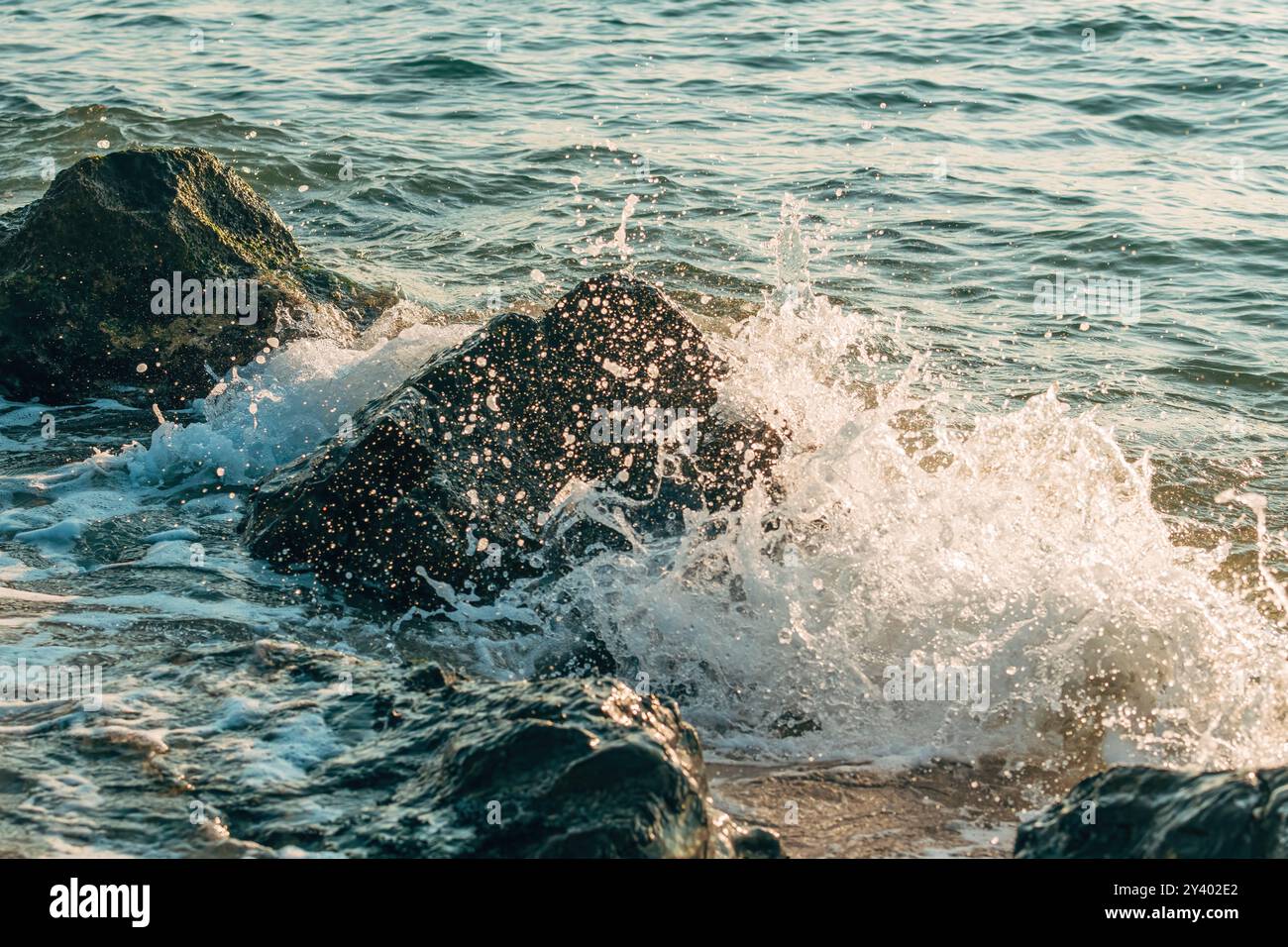 Éclaboussure de vagues océaniques, photographie à grande vitesse capturant l'eau de mer et la mousse écrasant la roche sur un rivage, mise au point sélective Banque D'Images
