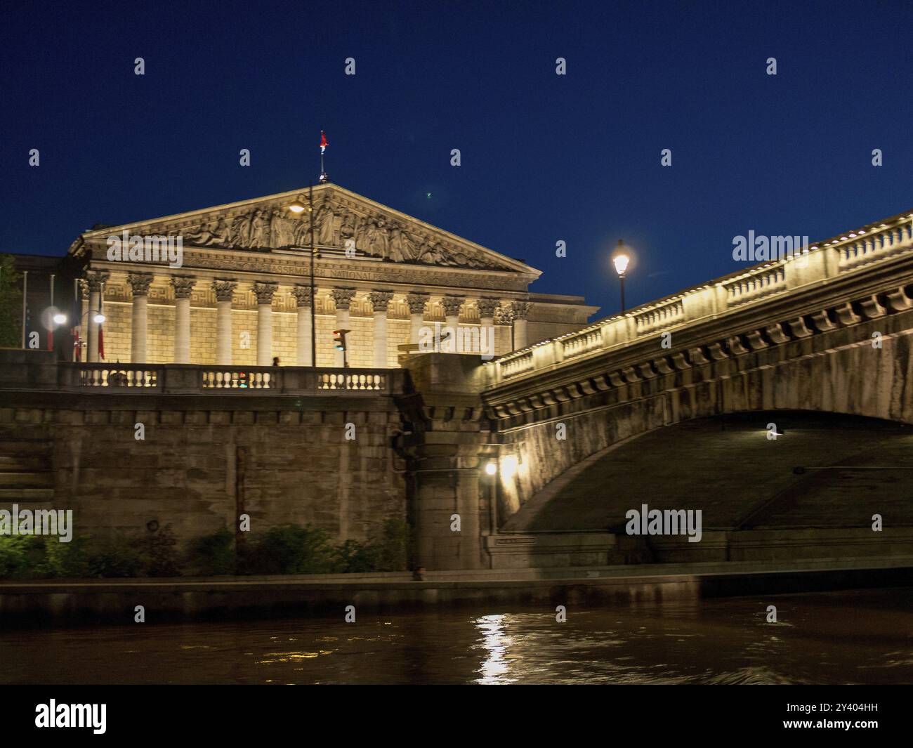 Construction et pont la nuit, reflétés dans l'eau, Paris, Seine, France, Europe Banque D'Images