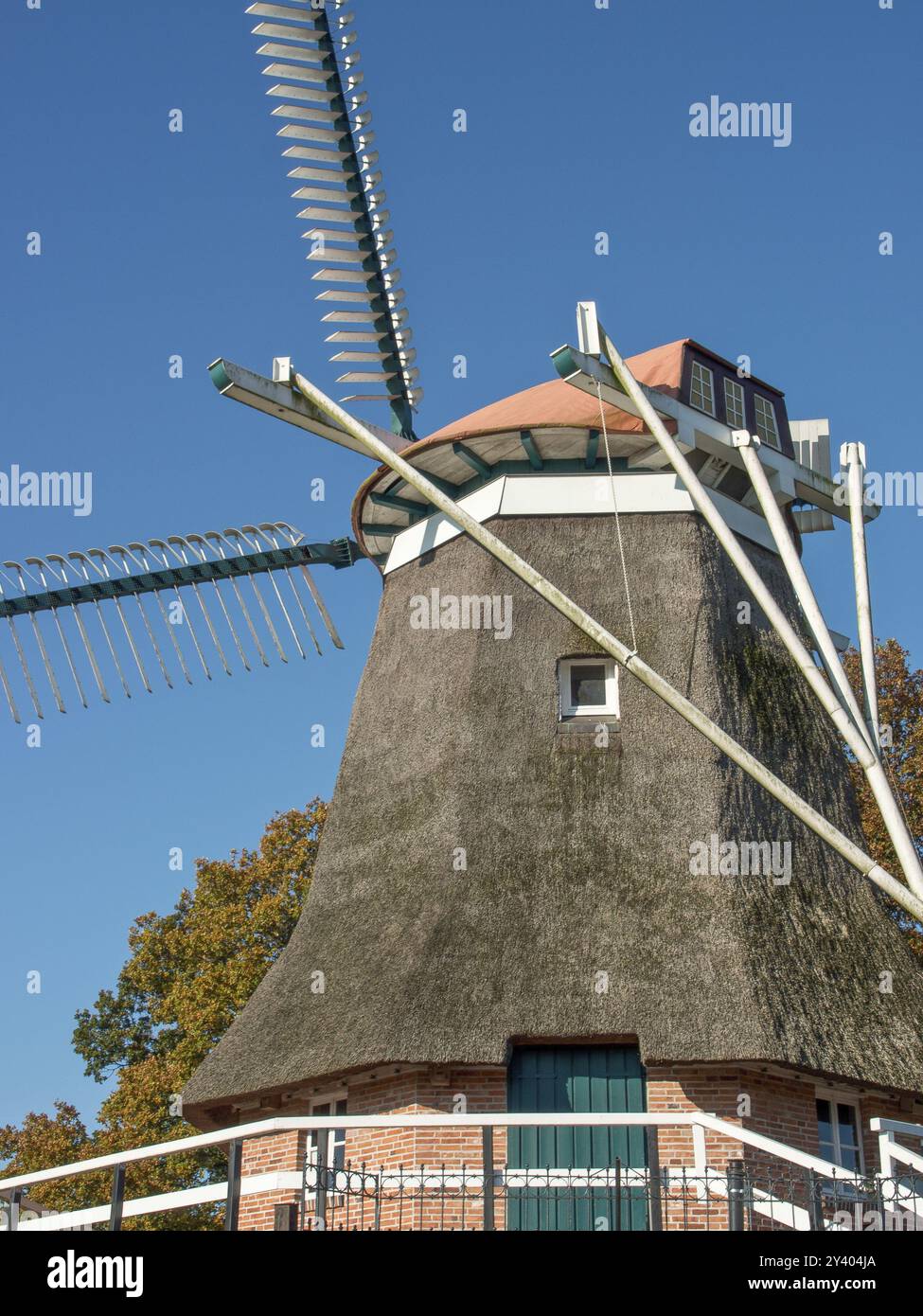 Gros plan d'un moulin à vent avec toit rouge et design historique devant un ciel bleu, vide, frise orientale, allemagne Banque D'Images