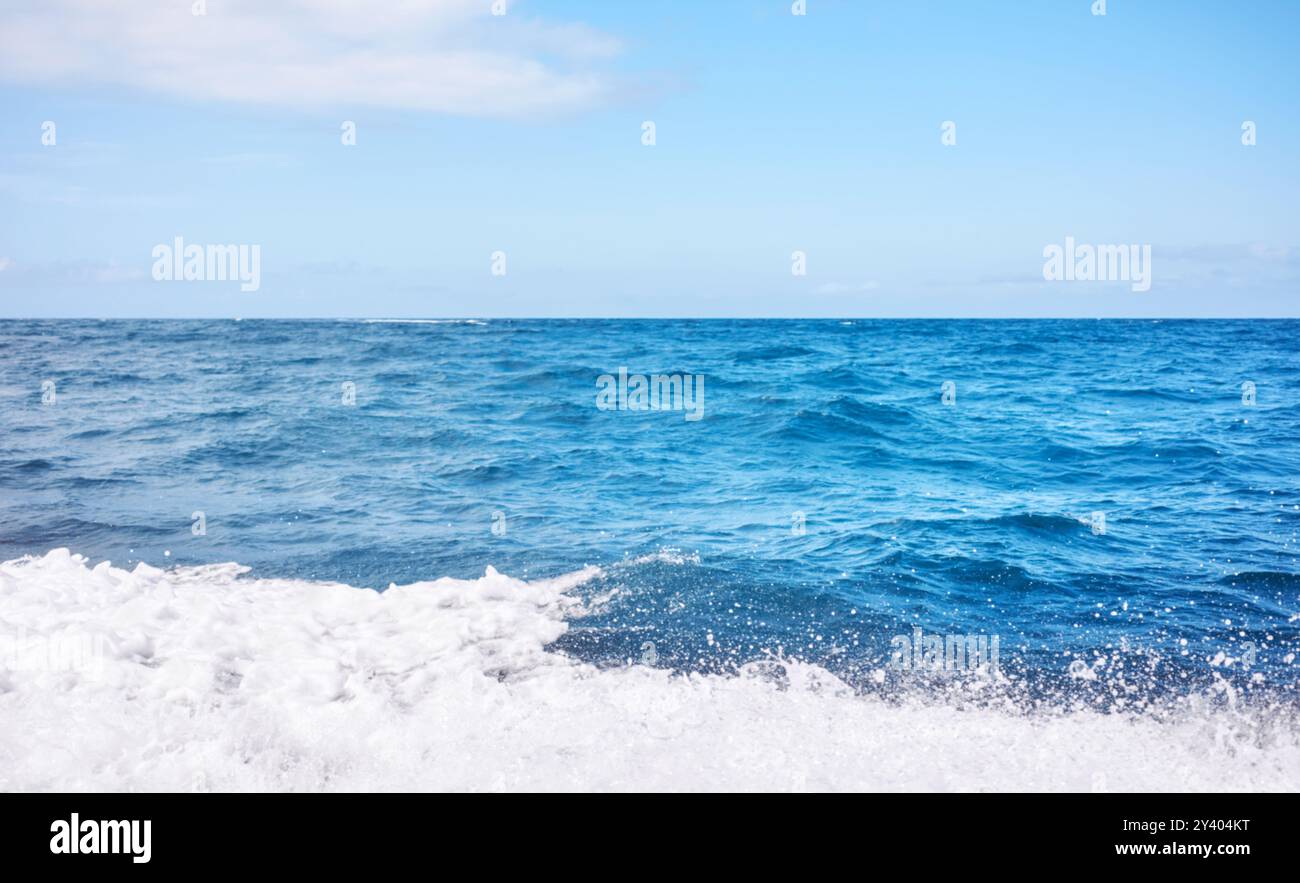 Photo floue du ciel et de la mer avec des éclaboussures d'eau, fond de voyage. Banque D'Images