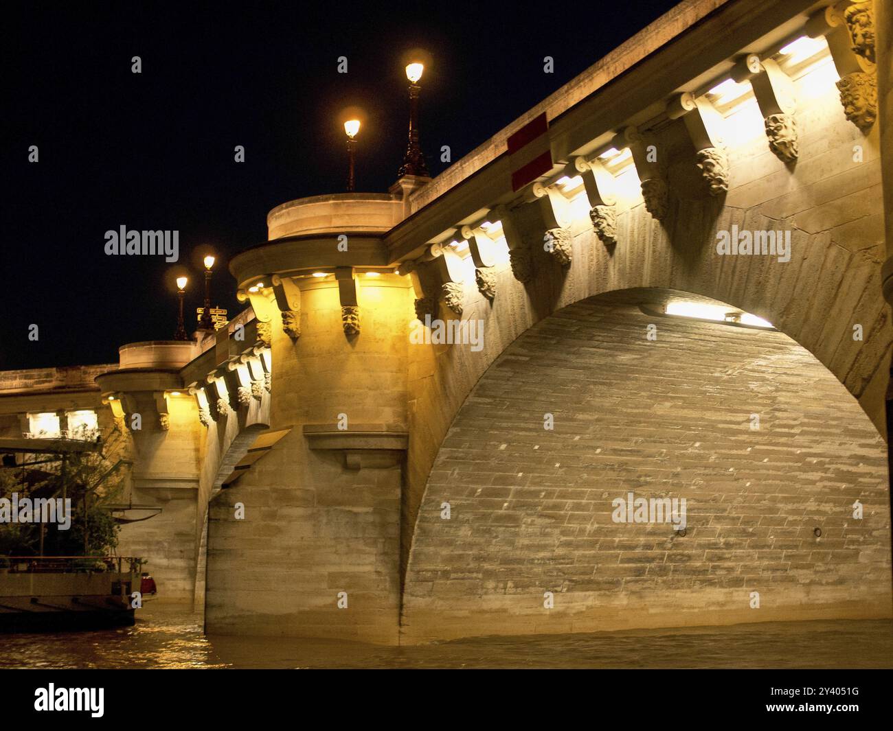 Pont de pierre illuminé la nuit, reflété dans l'eau en contrebas, Paris, Seine, France, Europe Banque D'Images