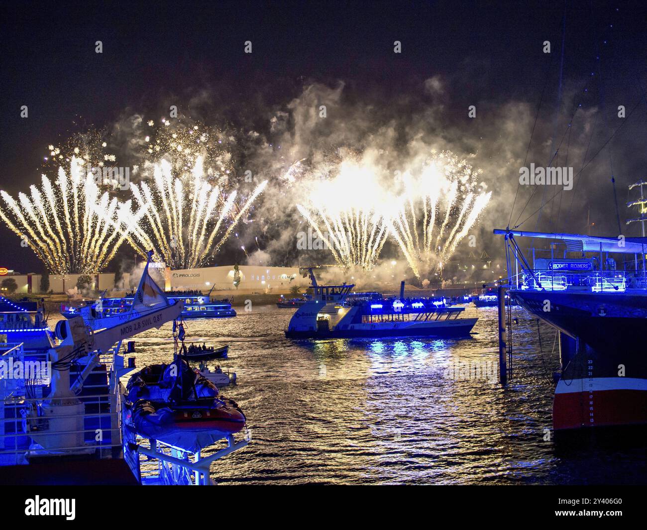 Port de nuit avec des bateaux illuminés et des feux d'artifice dans le ciel, Hambourg, Allemagne, Europe Banque D'Images