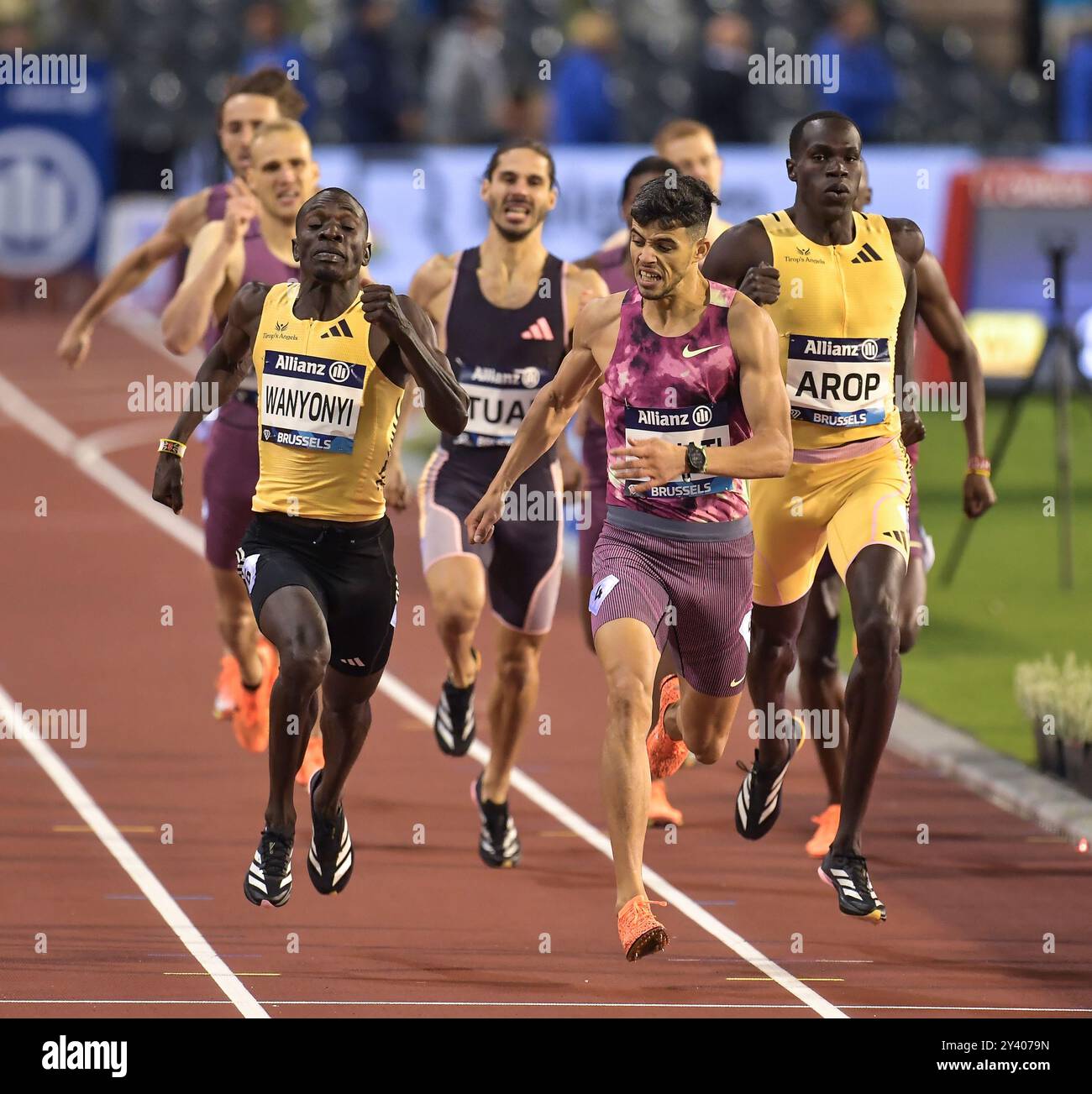 Emmanuel Wanyonyi, du Kenya, et Djamel Sedjati, d’Algeries, en compétition au 800m masculin lors de la finale d’athlétisme de la Memorial Van Damme Diamond League Banque D'Images