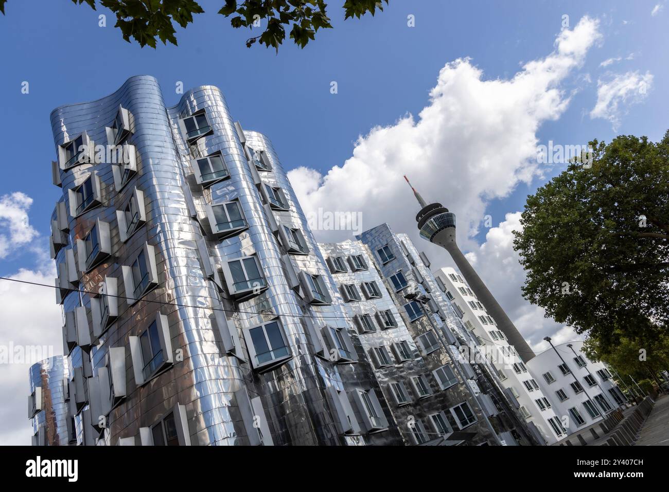 Düsseldorf , Allemagne - 25 août 2024 : emblématique tour de télévision du Rhin - tour de télécommunications en béton de 240 mètres de haut à Düsseldorf Banque D'Images