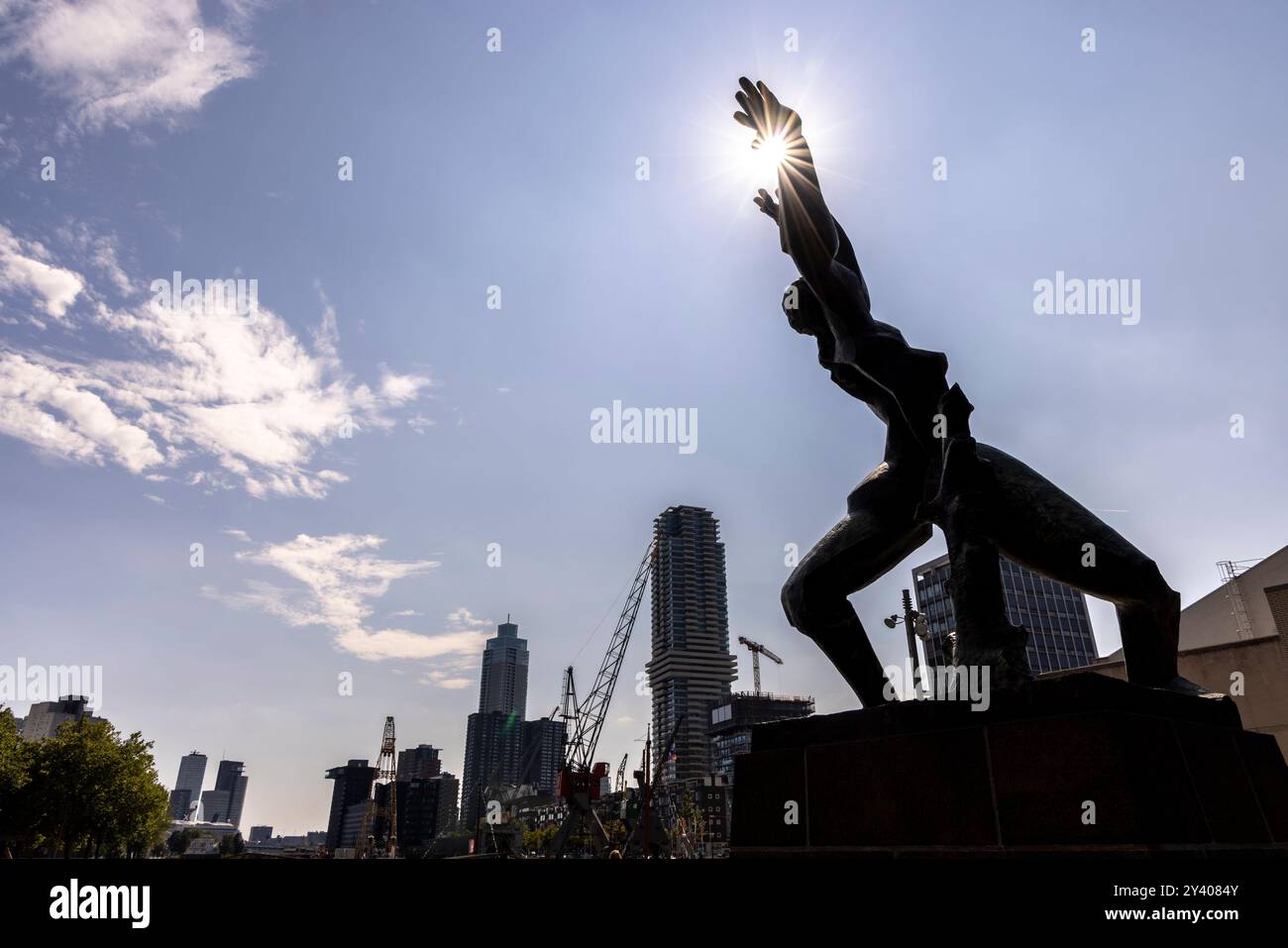 Rotterdam, pays-Bas – 28 août 2024 : monument en bronze détruit ville et monument de guerre créé par le célèbre artiste Ossip Zadkine. 2e Guerre mondiale Banque D'Images