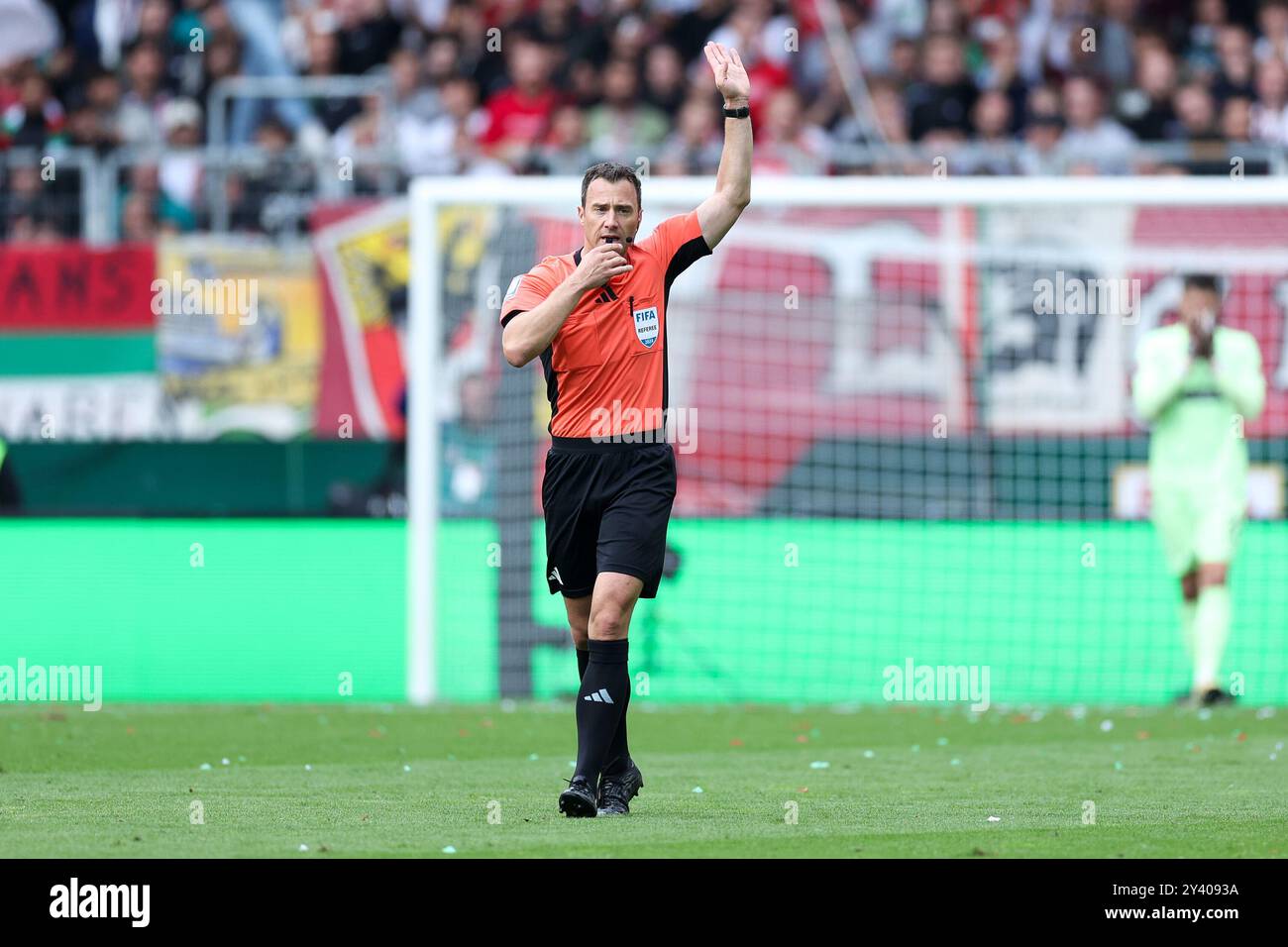 Augsbourg, Allemagne. 15 septembre 2024. Fussball 1. Bundesliga 1. Spieltag FC Augsburg - FC constitué Pauli AM 15.09.2024 in der WWK Arena in Augsburg Schiedsrichter Felix Zwayer la réglementation DFL interdit toute utilisation de photographies comme séquences d'images et/ou quasi-vidéo. Foto : Revierfoto crédit : ddp Media GmbH/Alamy Live News Banque D'Images