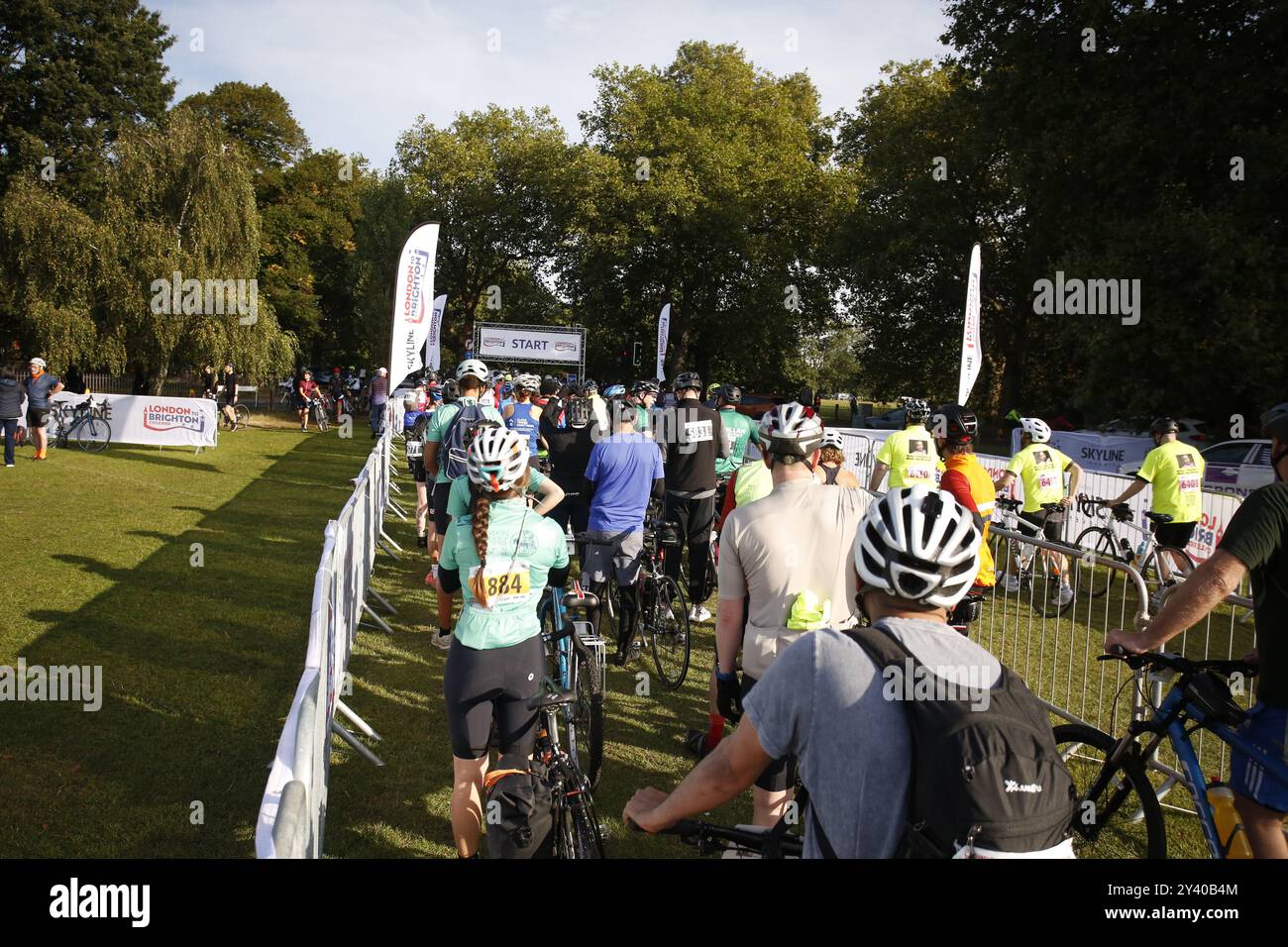 15 septembre 2024, Clapham Common Londres à Brighton cycle Ride départ D'Un vélo de masse de Londres à Brighton départ de Clapham Common tôt le dimanche matin. Le 55 Mile Ride a lieu chaque année pour recueillir des fonds pour un certain nombre d'organismes de bienfaisance. Crédit photo : Roland Ravenhill/Alamy Banque D'Images