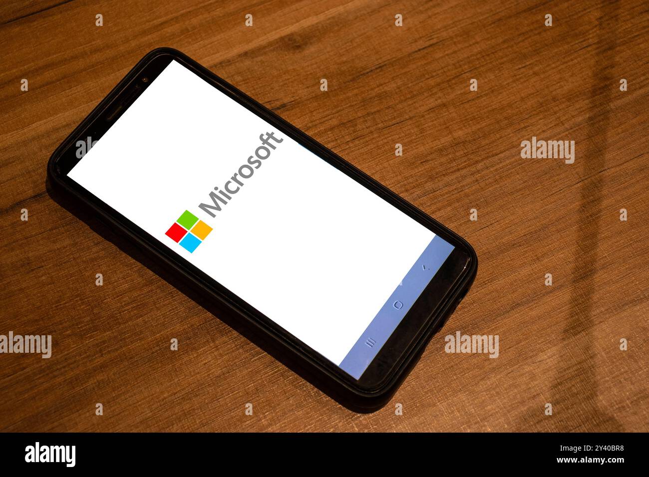 Sao Paulo, Brésil, 05 mai 2024. Logo Microsoft est vu sur un smartphone avec fond de table en bois au Brésil Banque D'Images