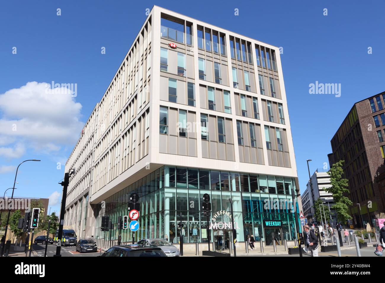 Immeuble moderne de bureaux et de commerces, dans le centre-ville de Sheffield Angleterre Royaume-Uni, propriété contemporaine d'architecture urbaine britannique Banque D'Images