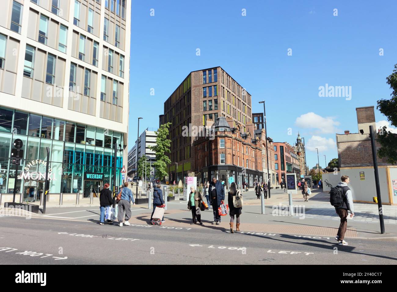 Scène de rue dans le centre-ville de Sheffield Angleterre Royaume-Uni, nouveaux bâtiments, les Moor piétons shoppers Banque D'Images