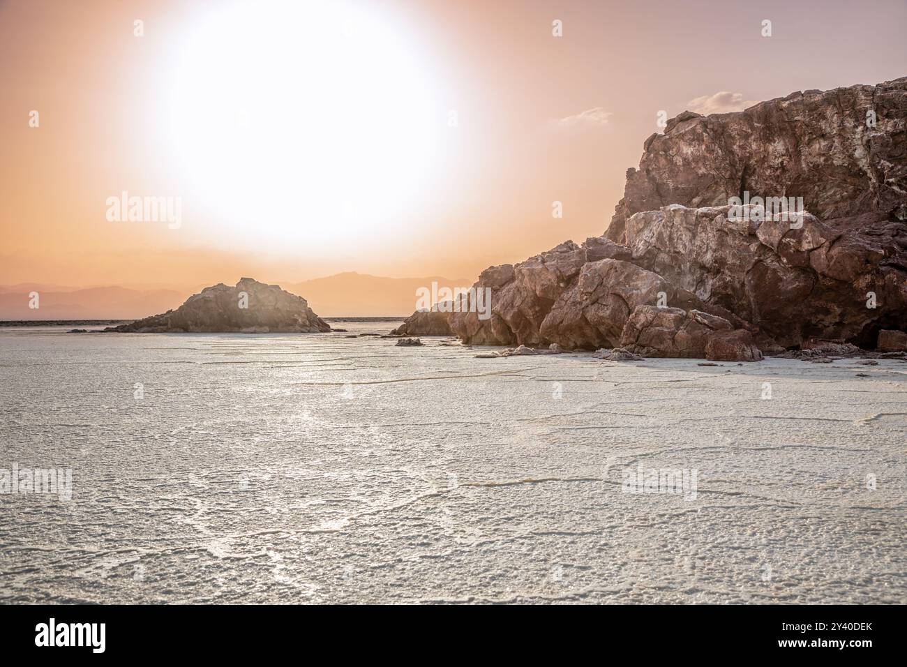 Surface du lac de sel blanc de Karum à l'heure du soleil, désert de dépression de Danakil, région d'Afar, Ethiopie Banque D'Images