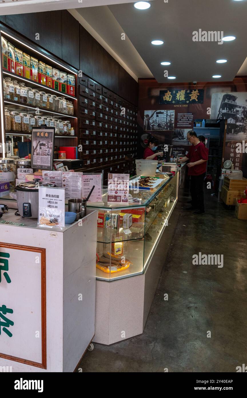 Intérieur du magasin du Wong Yiu Nam Medical Hall, une entreprise familiale depuis 1935, sur Temple Street dans le quartier historique de Chinatown à Singapour. C'est un M. Banque D'Images