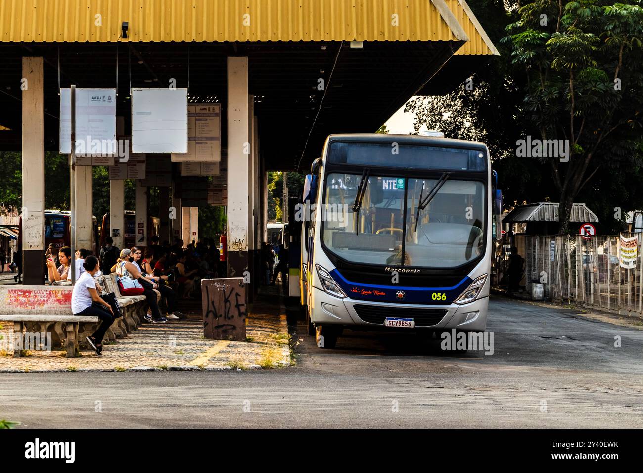 Marilia, Sao Paulo, Brésil, 13 septembre 2024. Circulation des véhicules et des passagers au terminal de bus central dans le centre-ville de Marilia, état de Sao Paulo Banque D'Images