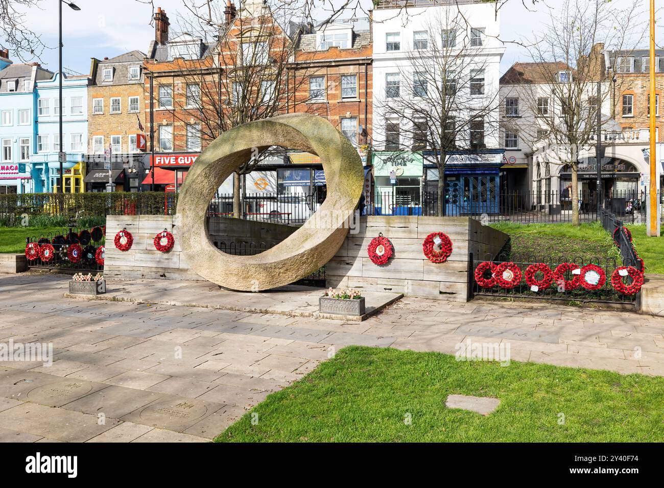 Honorer le souvenir à Islington Green—un hommage solennel en pierres et couronnes écarlate Banque D'Images