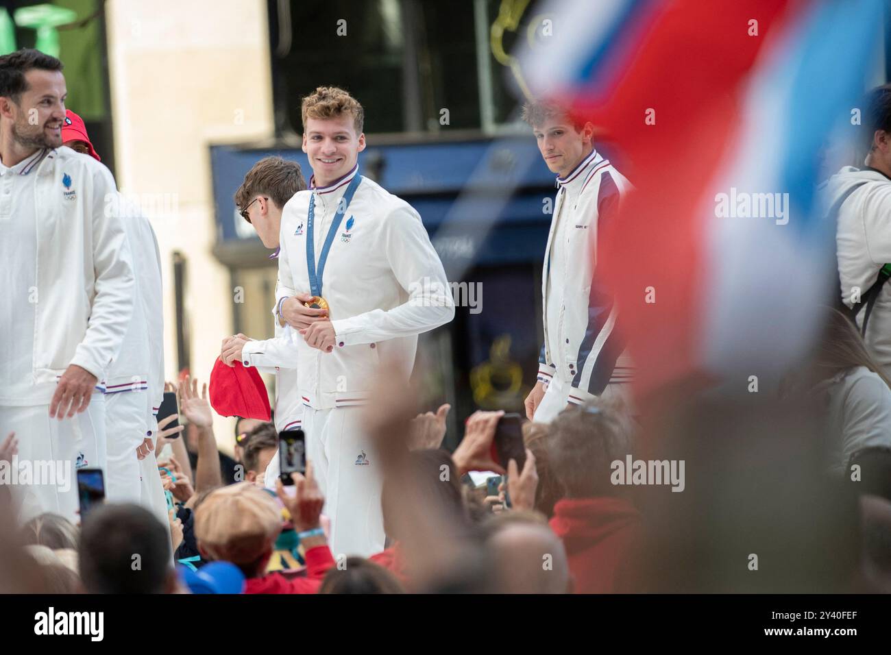 Paris, France. 14 septembre 2024. Léon Marchand agite à la foule lors de la Parade des Champions sur les champs Elysées. Paris, le 14 septembre 2024. Photo de Jeremy Paoloni/ABACAPRESS. COM Credit : Abaca Press/Alamy Live News Banque D'Images