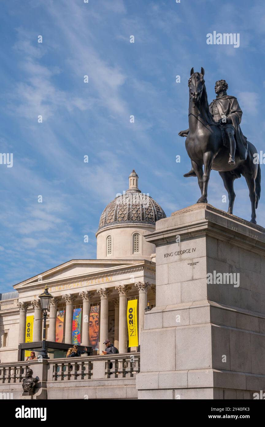 Londres, Royaume-Uni. Galerie nationale et statue équestre du roi George IV (1843 : Sir Francis Legatt Chantrey) à Trafalgar Square Banque D'Images