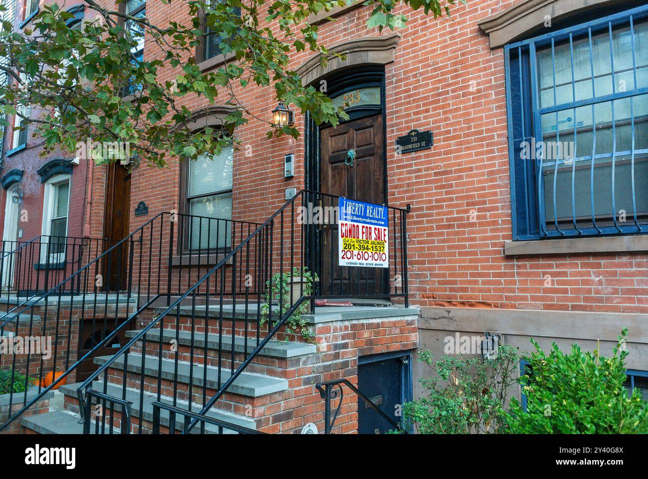Hoboken, New Jersey, États-Unis, scènes de rue, banlieues, architecture ancienne, maisons de ville, signe immobilier « à vendre » Condo, immeuble avant Banque D'Images