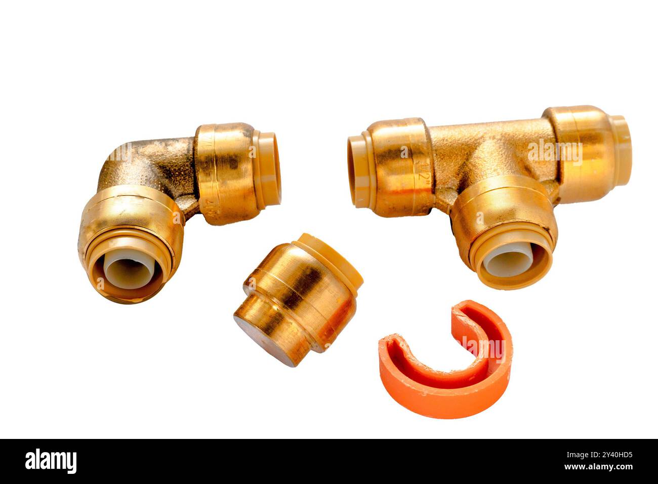 Pièces de plomberie, tuyaux, coudes, coins et bouchons en laiton sur fond blanc Banque D'Images