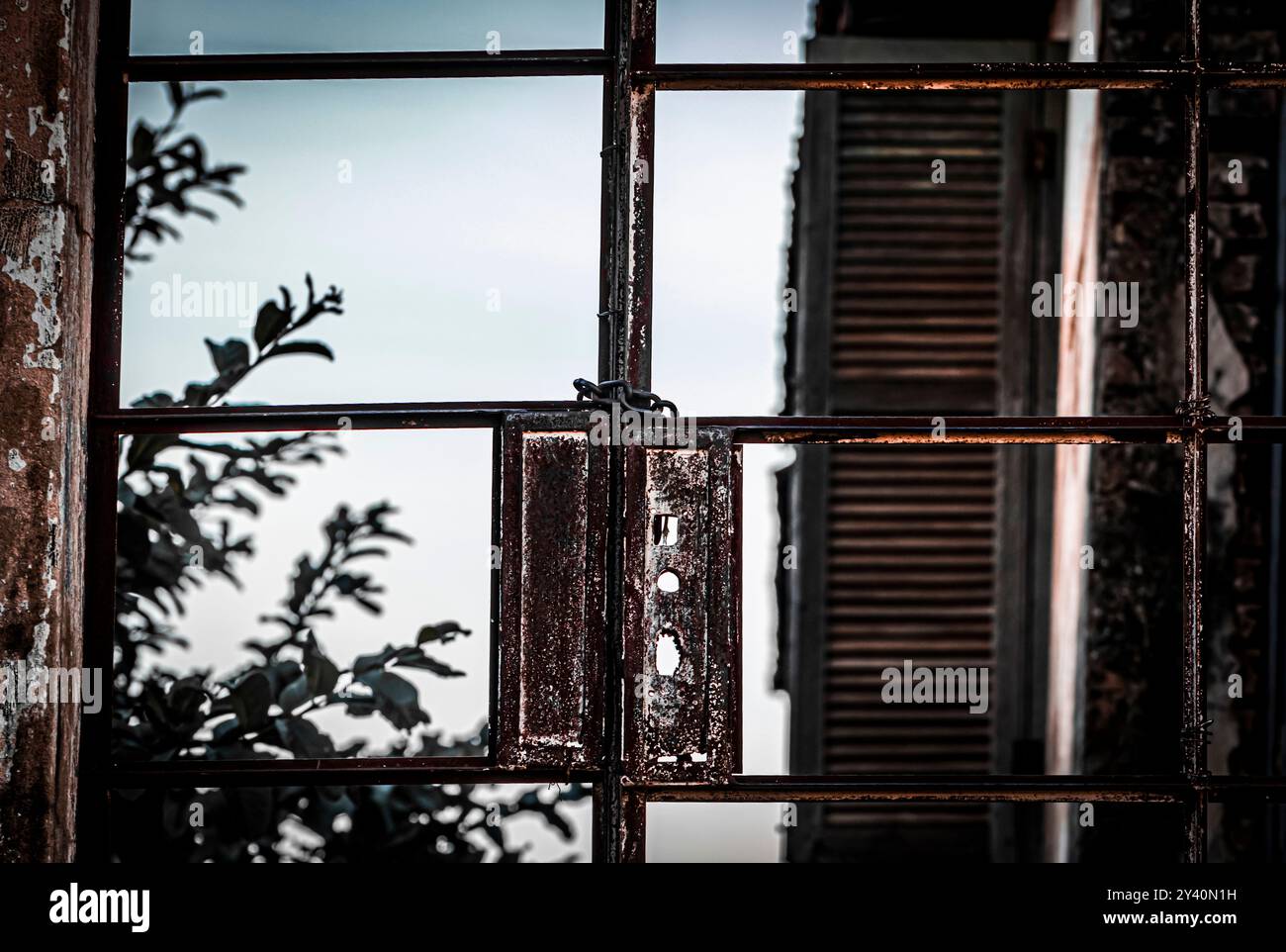 Détail de la porte de fer rouillée et cassée, fermée par une chaîne, dans une maison au Brésil Banque D'Images