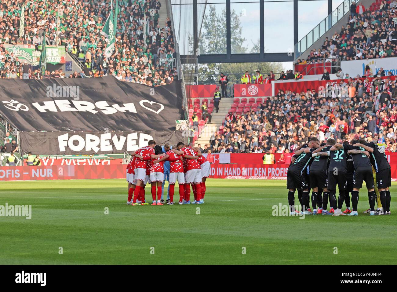 15.09.2024, MEWA ARENA, Mayence, GER, Mayence 05 vs SV Werder Bremen im Bild : HERSH for Ever, Die fans von Werder Bremen trauern um Hersh Goldberg-Polin, Tod des israelischen Werder-fans Foto © nordphoto GmbH/RSCP-photo/Frank Heinen Banque D'Images