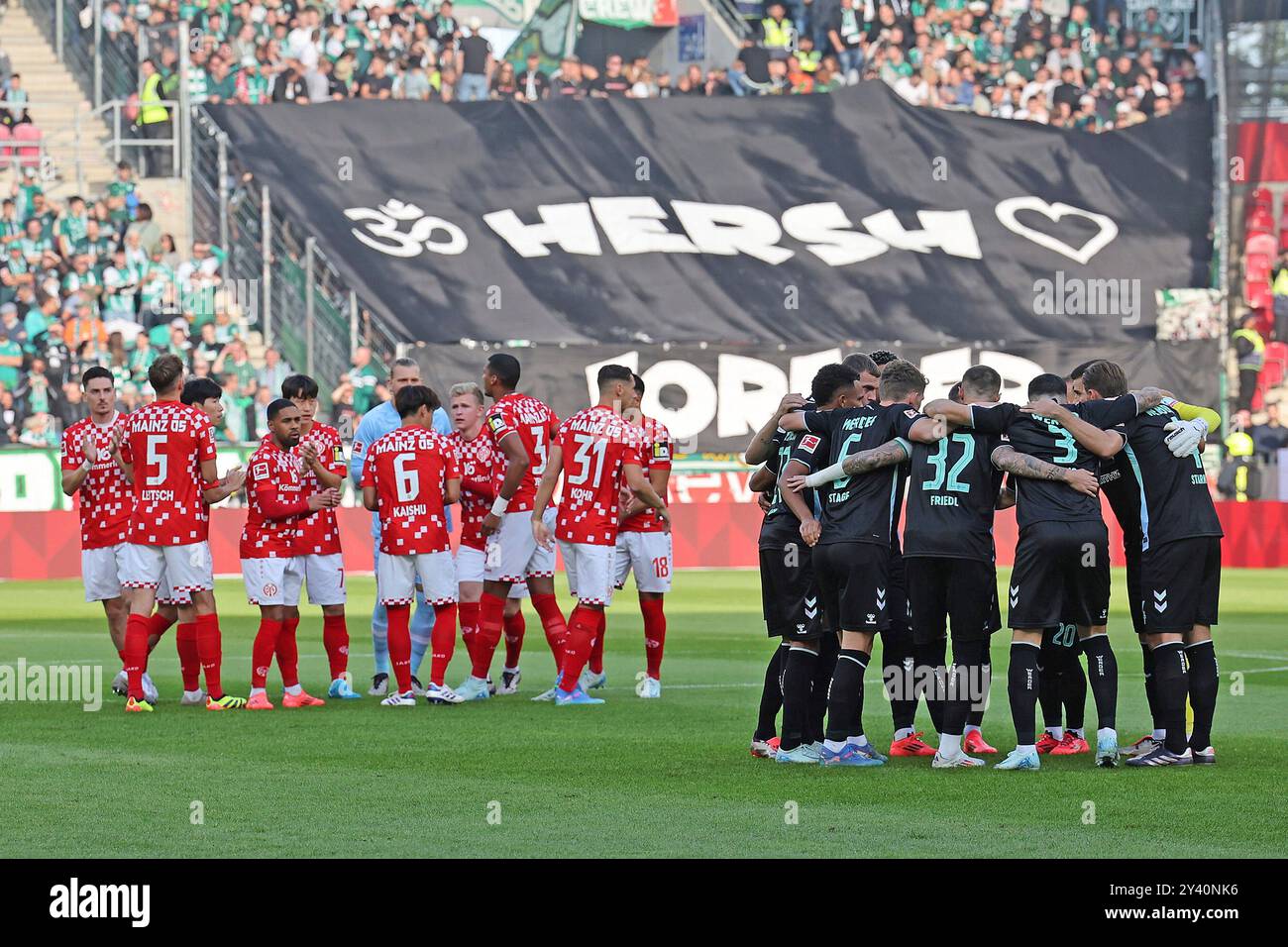 15.09.2024, MEWA ARENA, Mayence, GER, Mayence 05 vs SV Werder Bremen im Bild : HERSH for Ever, Die fans von Werder Bremen trauern um Hersh Goldberg-Polin, Tod des israelischen Werder-fans Foto © nordphoto GmbH/RSCP-photo/Frank Heinen Banque D'Images