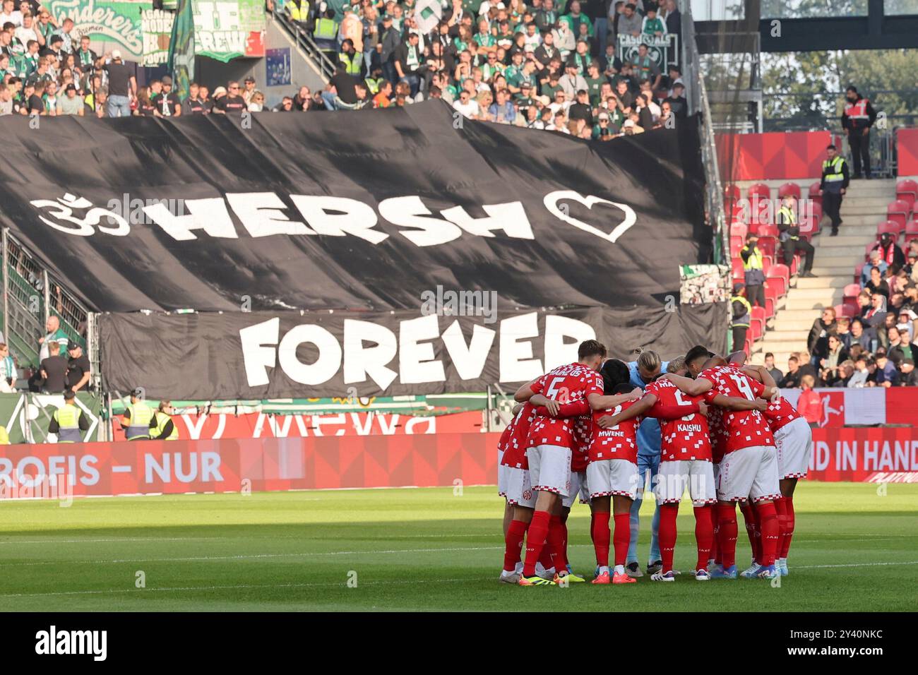 15.09.2024, MEWA ARENA, Mainz, GER, Mainz 05 vs SV Werder Bremen im Bild : HERSH for Ever, Die fans von Werder Bremen trauern um Hersh Goldberg-Polin, Tod des israelischen Werder-fans Foto ? Nordphoto GmbH/RSCP-photo/Frank Heinen Banque D'Images
